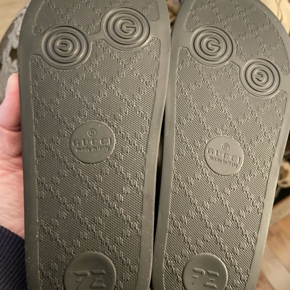 New authentic kids Gucci rubber slides - Picture 2 of 12
